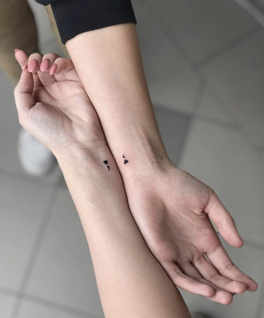 El significado del tatuaje del punto y coma, tatuaje de punto y coma para mejores amigas. - tatuajes pequeños con significado - patuajes para parejas - tatuajes para hermanas
